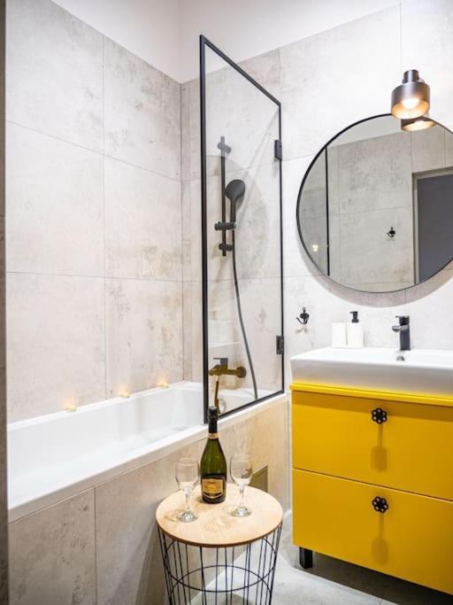Chic Apartment In Historic Koneser Area Varsóvia Exterior foto