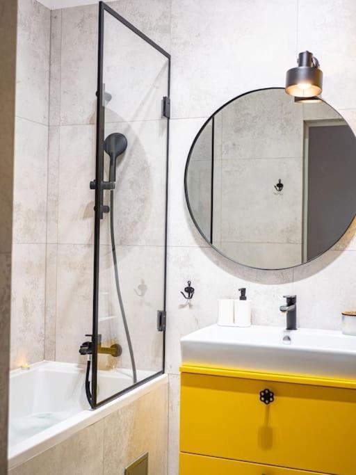 Chic Apartment In Historic Koneser Area Varsóvia Exterior foto
