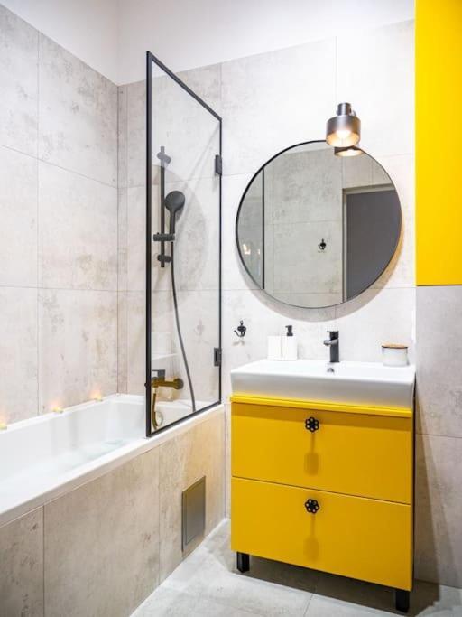 Chic Apartment In Historic Koneser Area Varsóvia Exterior foto
