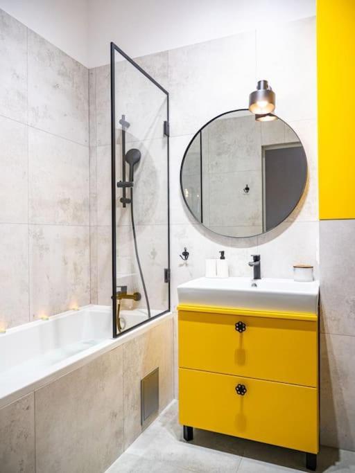 Chic Apartment In Historic Koneser Area Varsóvia Exterior foto
