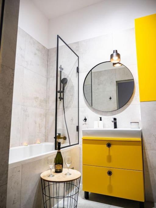 Chic Apartment In Historic Koneser Area Varsóvia Exterior foto
