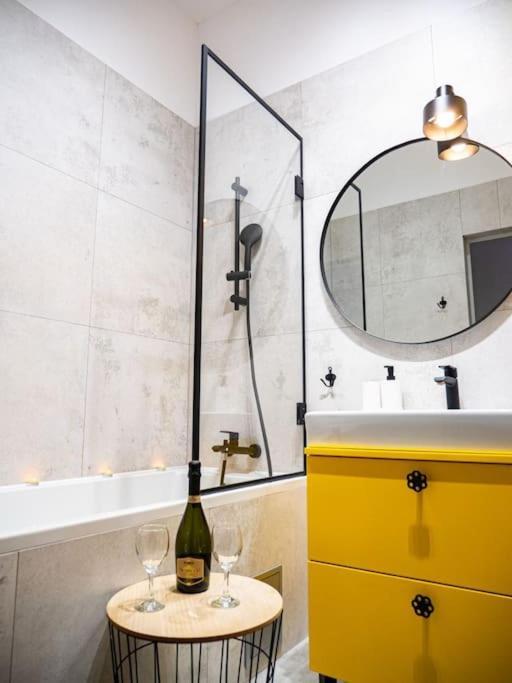 Chic Apartment In Historic Koneser Area Varsóvia Exterior foto